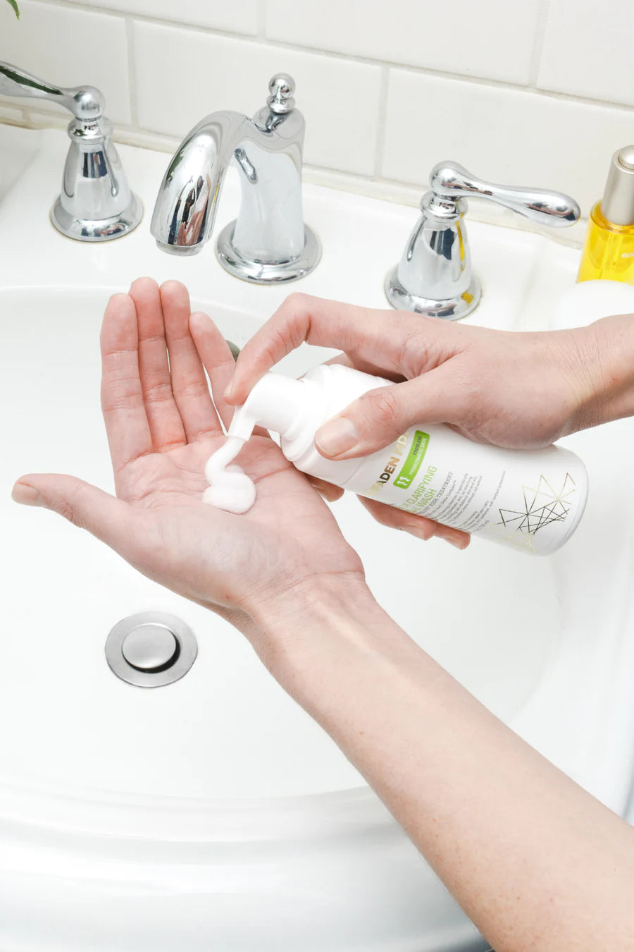 Detox Clarifying Facial Wash Cleansers from GOLDFADEN MD available online on Qiyorro